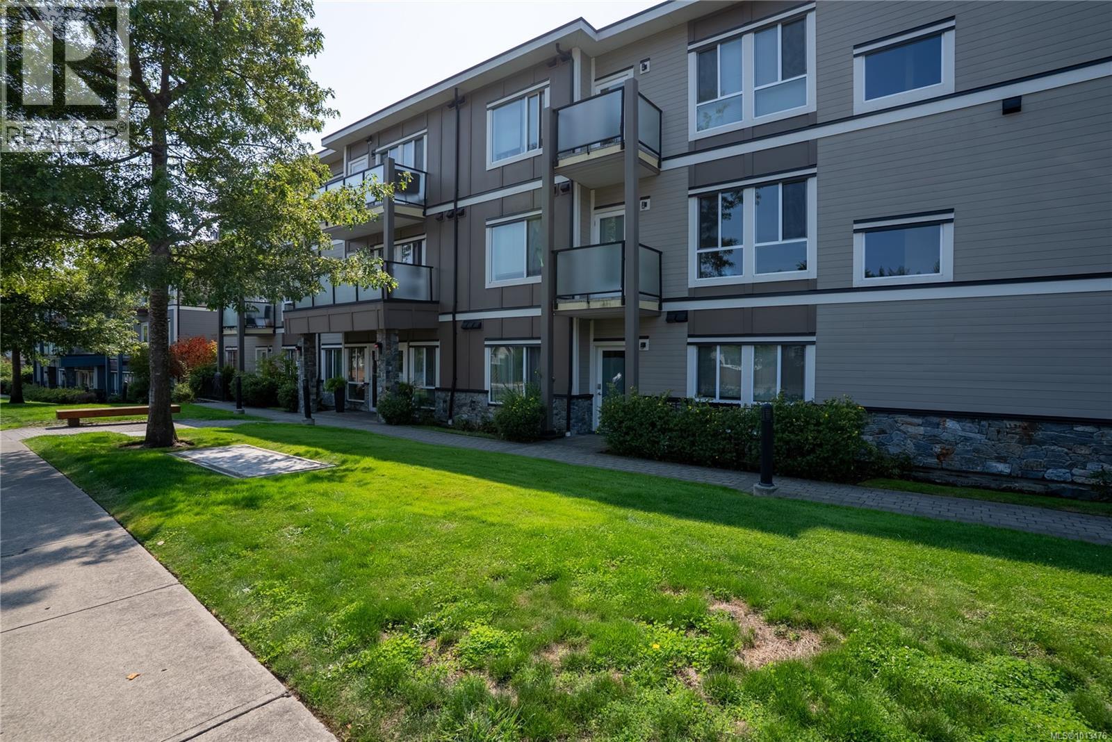 207 4052 Douglas St, Saanich