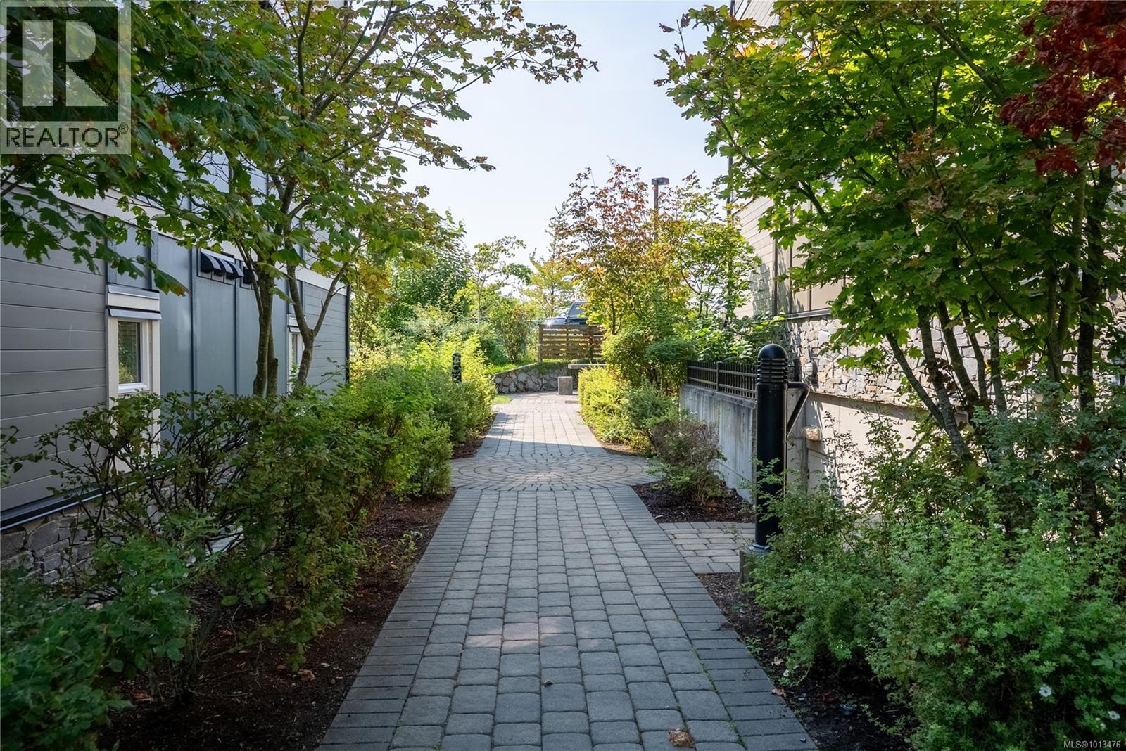 207 4052 Douglas St, Saanich