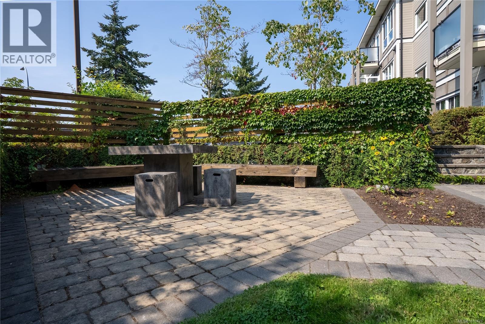 207 4052 Douglas St, Saanich