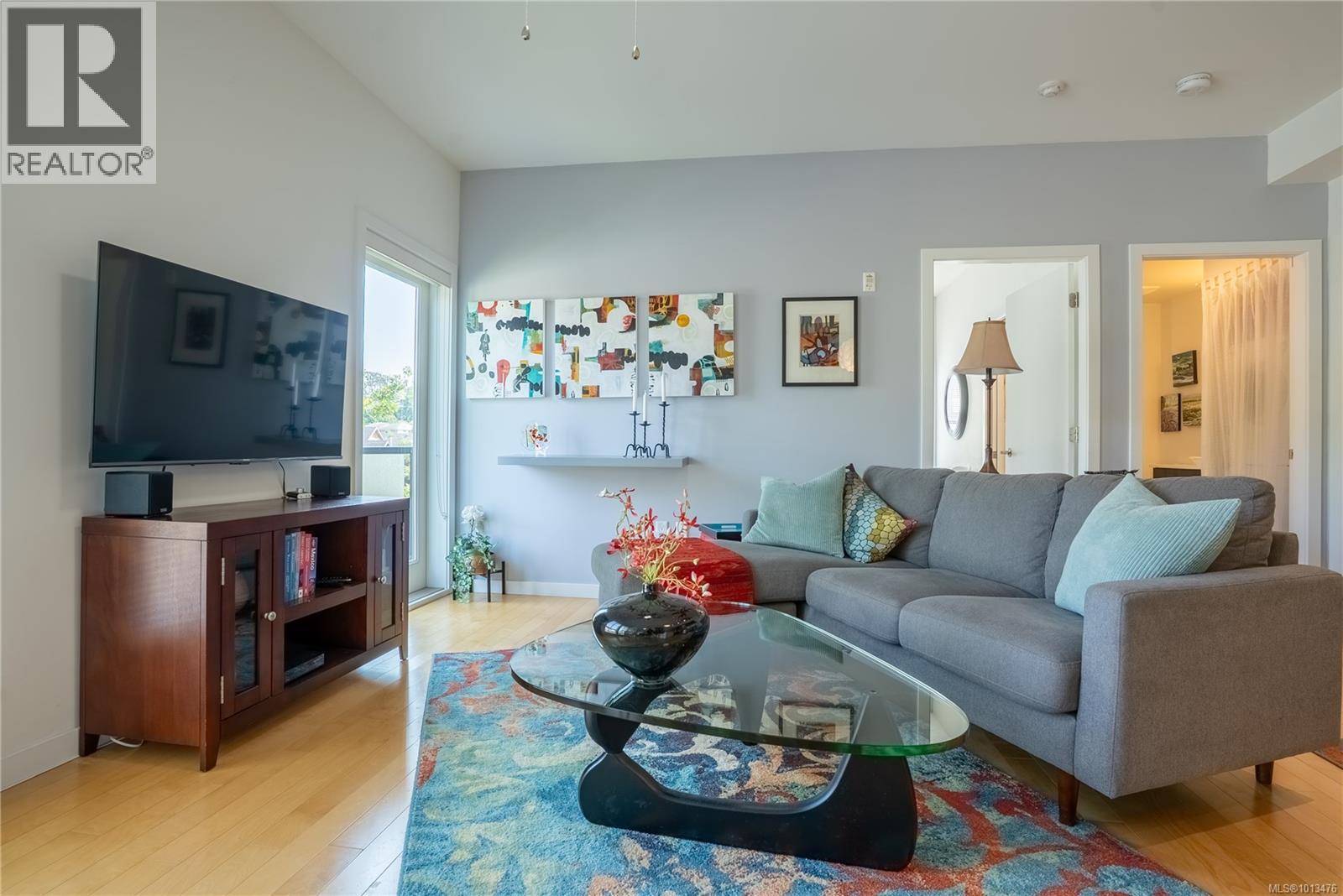 207 4052 Douglas St, Saanich