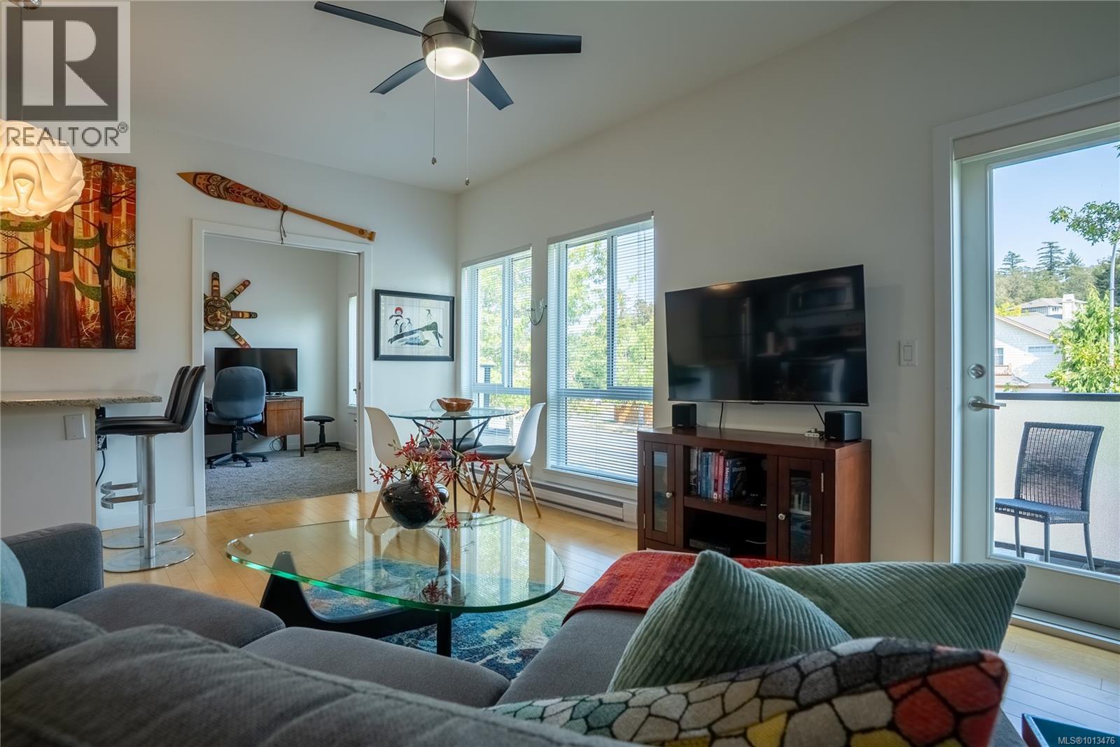 207 4052 Douglas St, Saanich