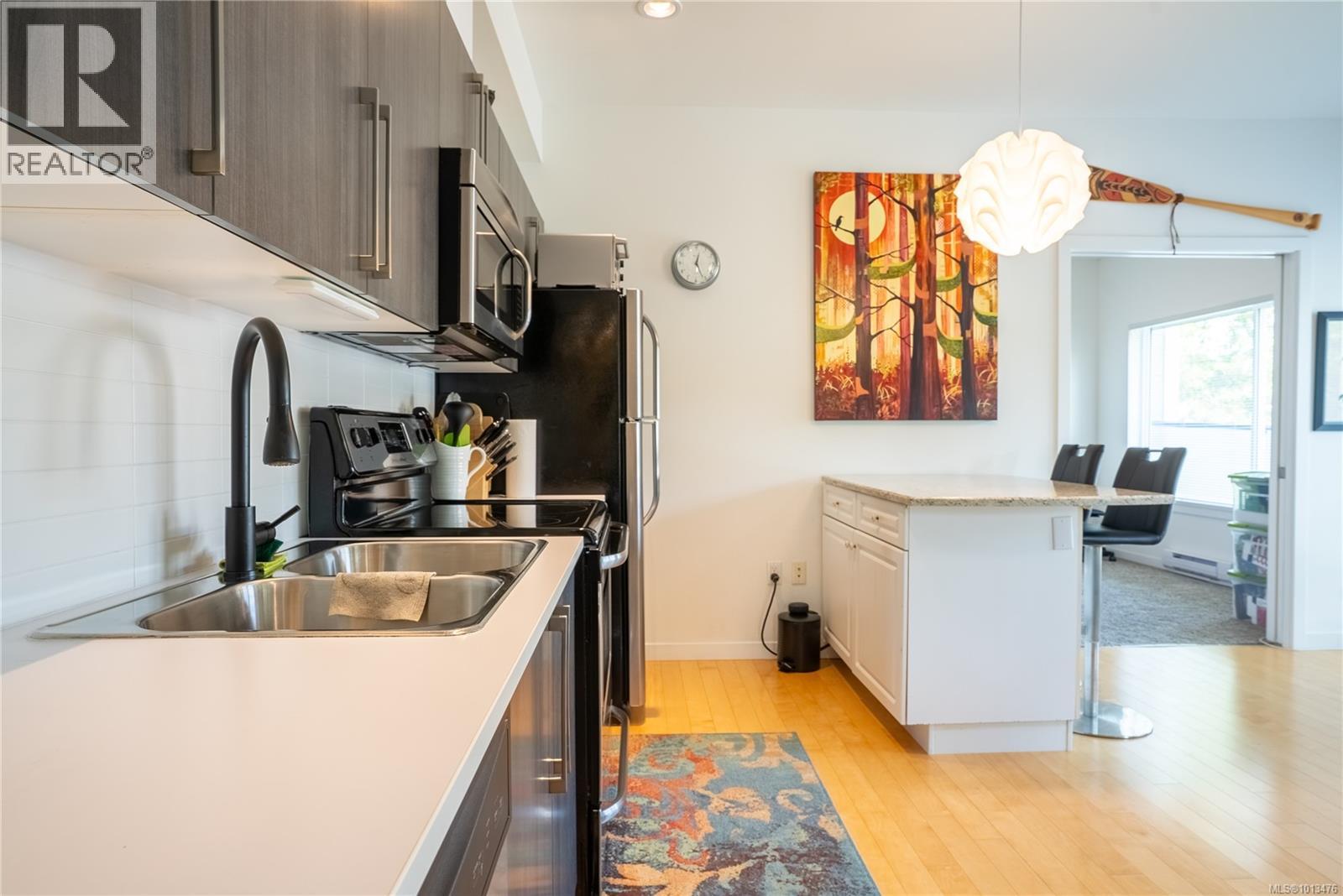 207 4052 Douglas St, Saanich