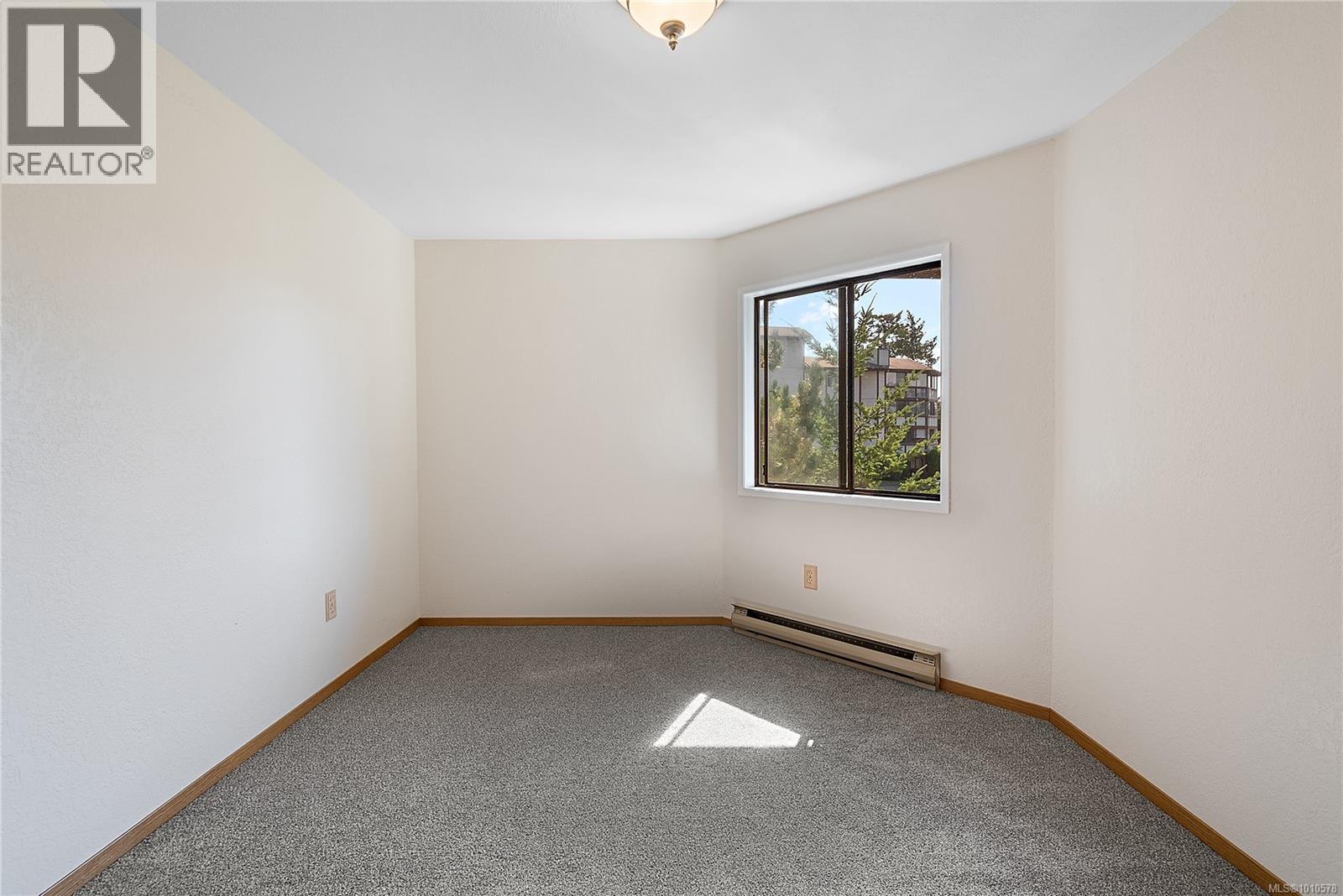 402 71 Gorge Road West, Saanich