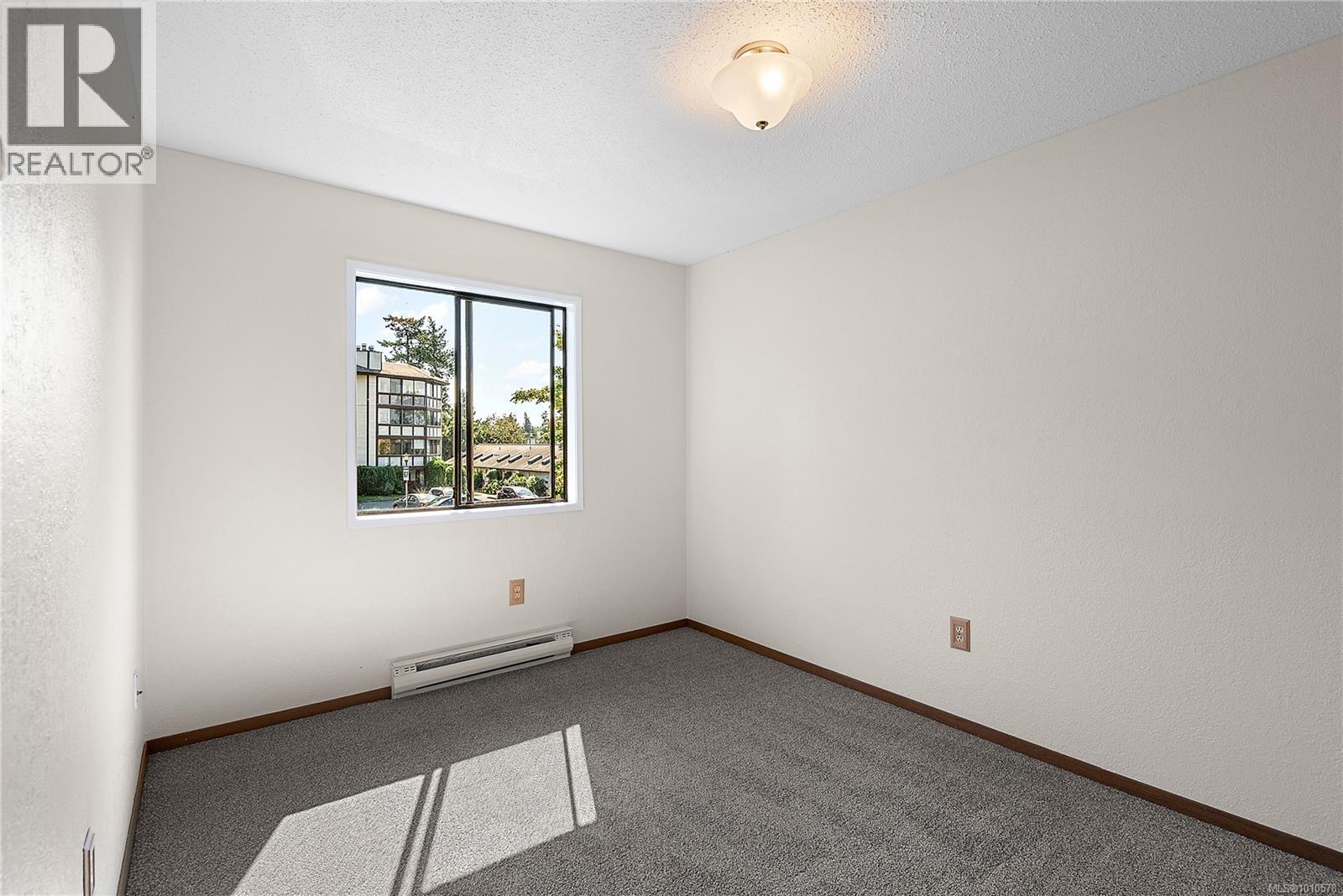 402 71 Gorge Road West, Saanich