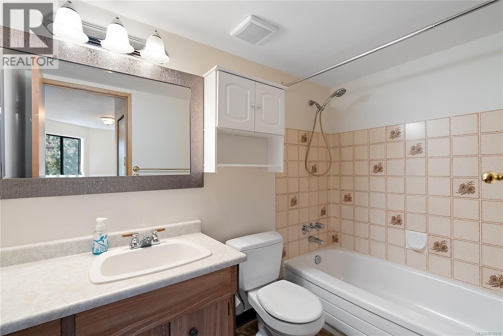 402 71 Gorge Road West, Saanich