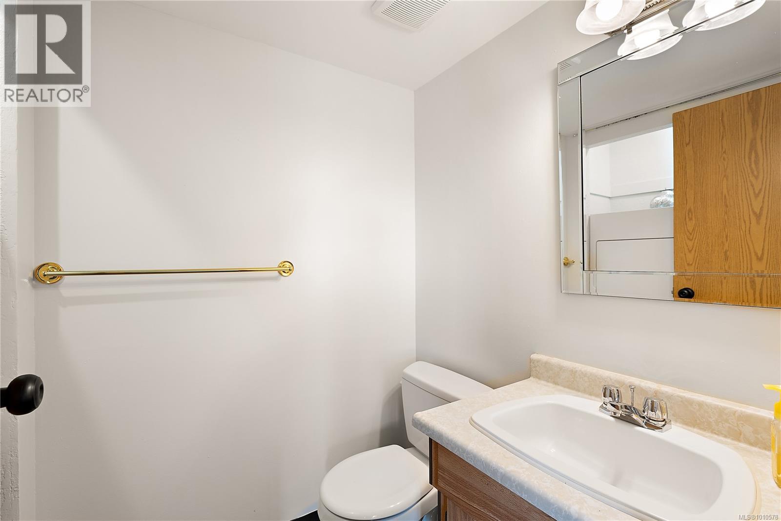 402 71 Gorge Road West, Saanich