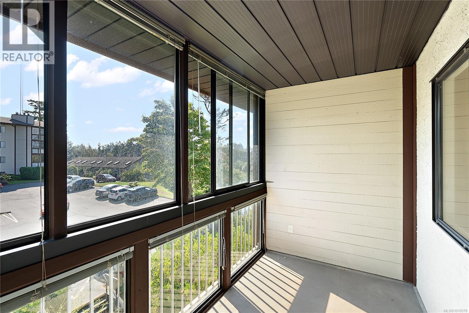 402 71 Gorge Road West, Saanich