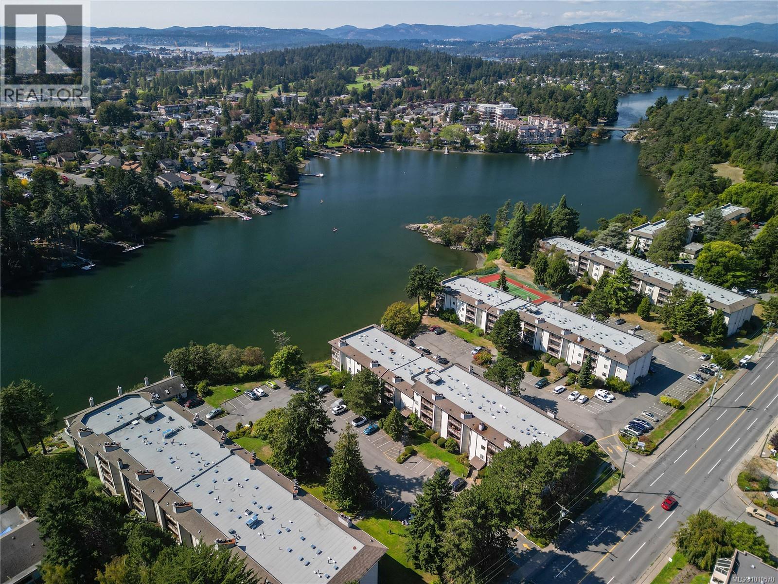 402 71 Gorge Road West, Saanich