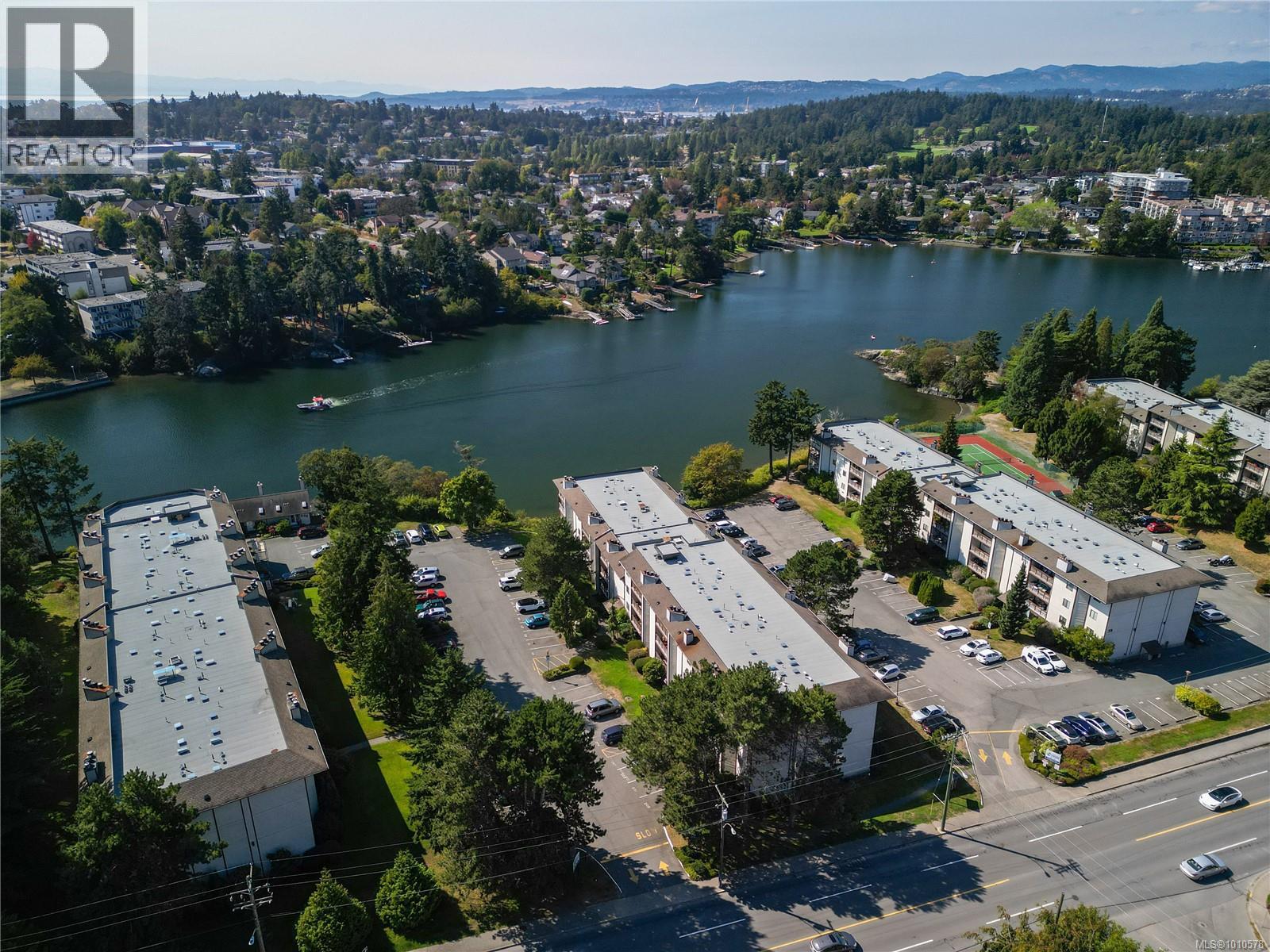 402 71 Gorge Road West, Saanich