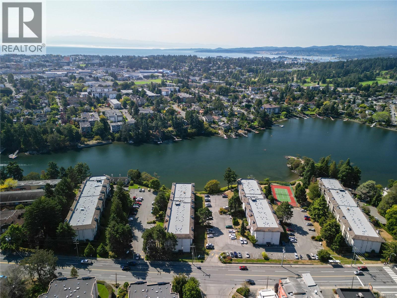 402 71 Gorge Road West, Saanich