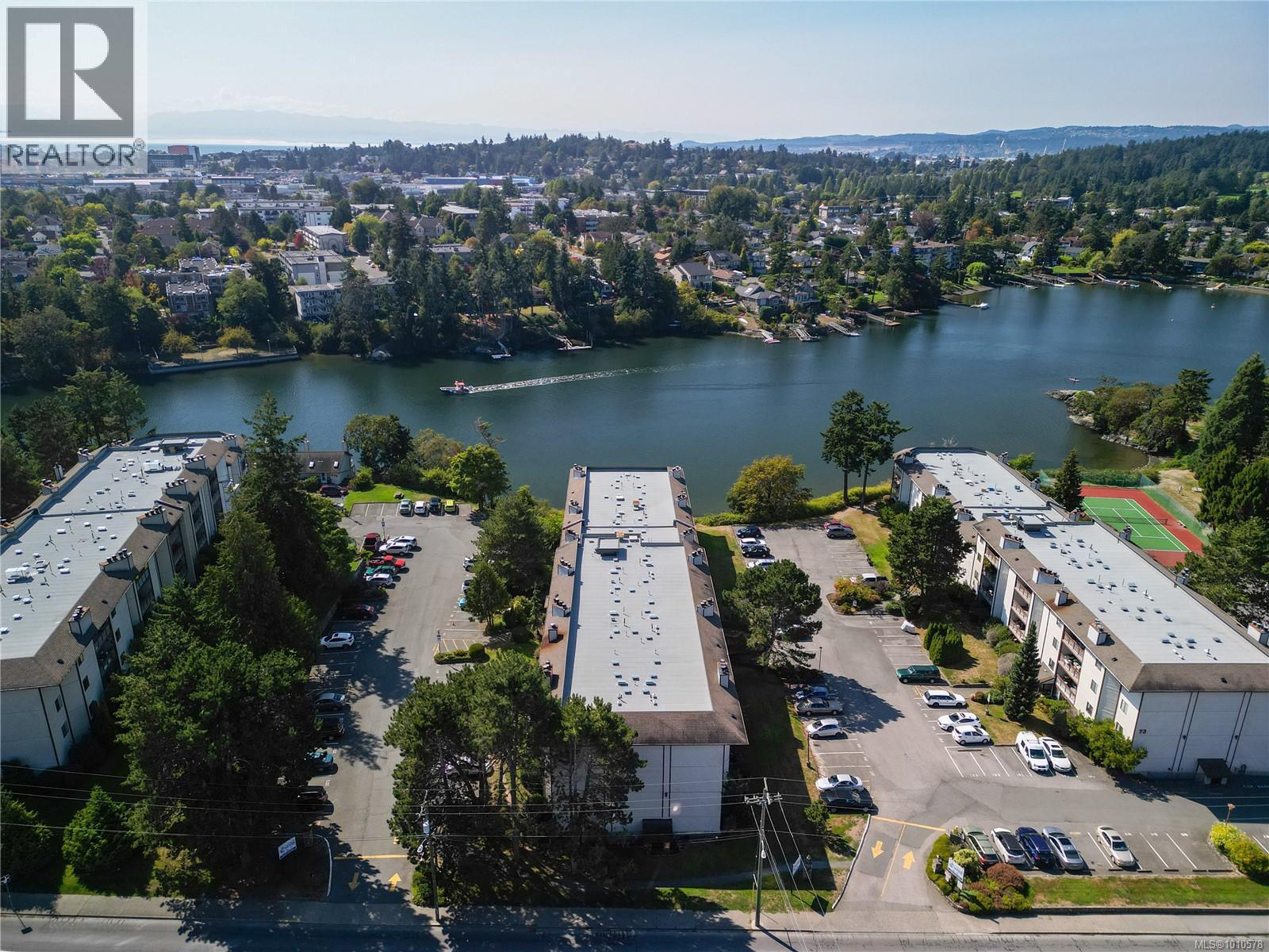 402 71 Gorge Road West, Saanich
