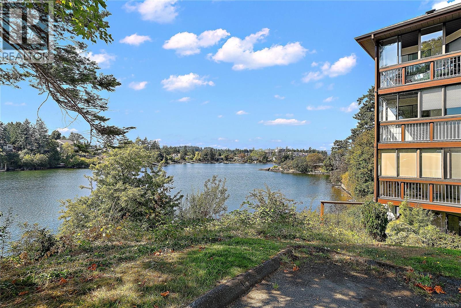 402 71 Gorge Road West, Saanich