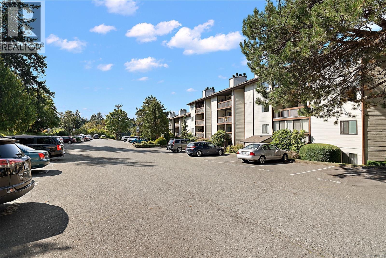 402 71 Gorge Road West, Saanich