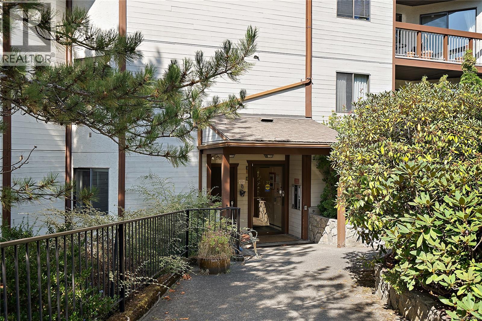 402 71 Gorge Road West, Saanich