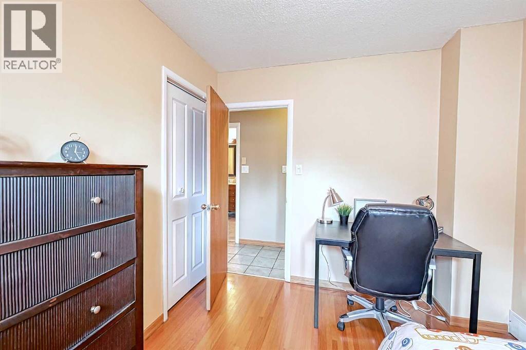 Single Family House Bungalow for Sale in  Vallance Crescent NW Varsity Calgary 