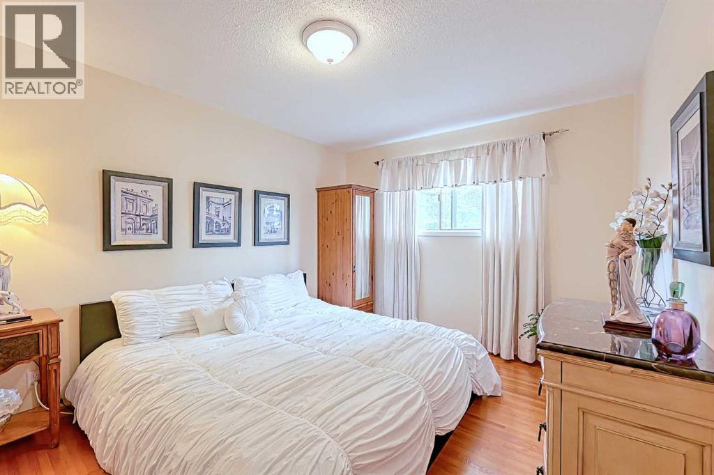 Single Family House Bungalow for Sale in  Vallance Crescent NW Varsity Calgary 