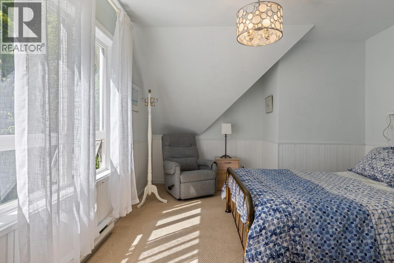576 CATES HILL ROAD, Bowen Island