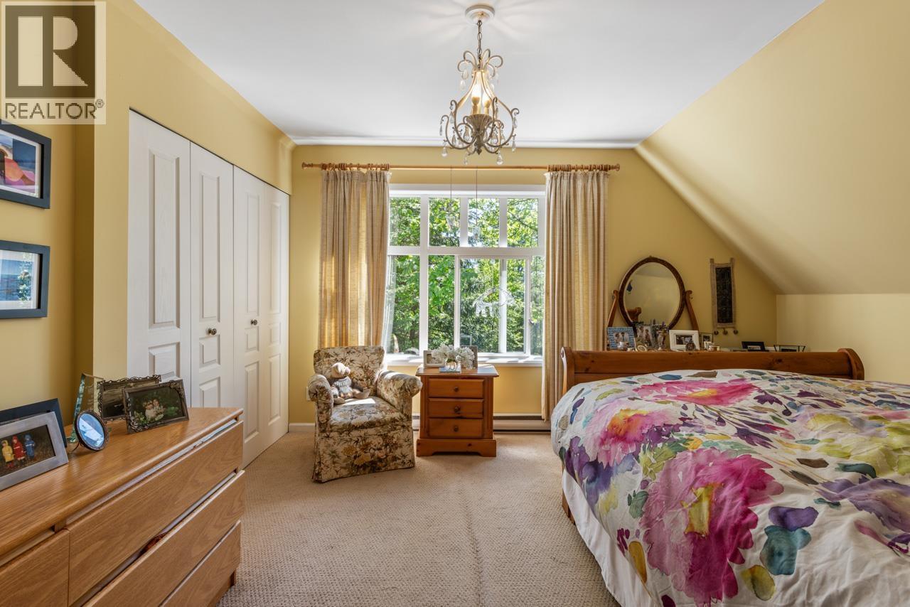 576 CATES HILL ROAD, Bowen Island