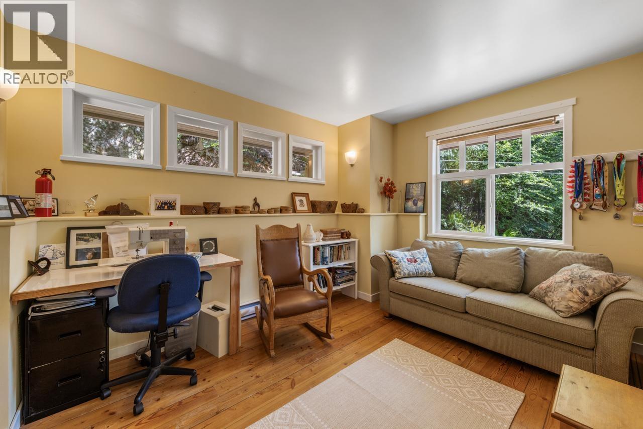 576 CATES HILL ROAD, Bowen Island