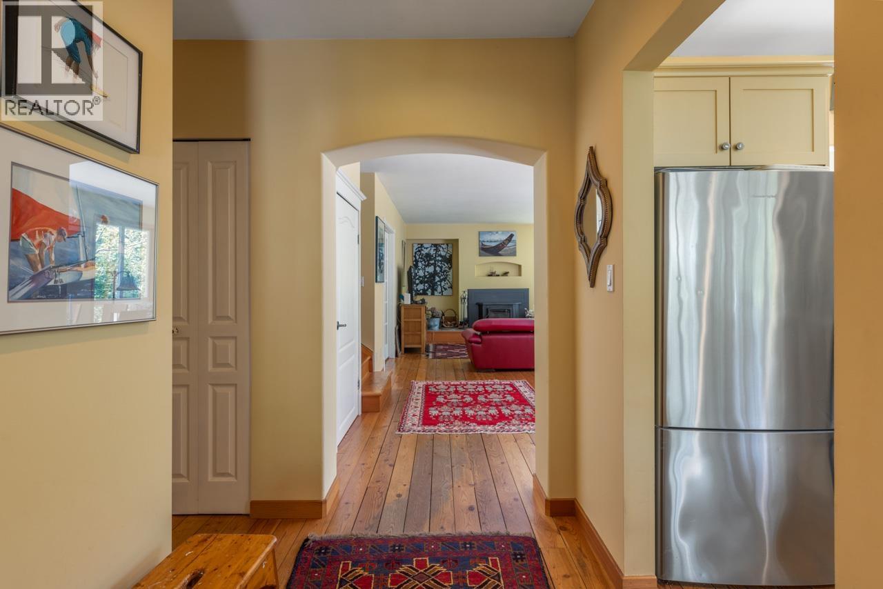 576 CATES HILL ROAD, Bowen Island