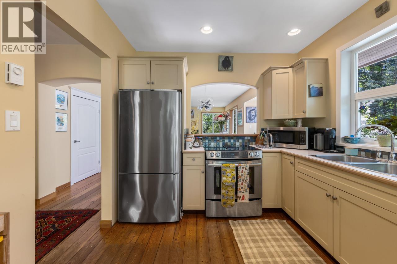 576 CATES HILL ROAD, Bowen Island