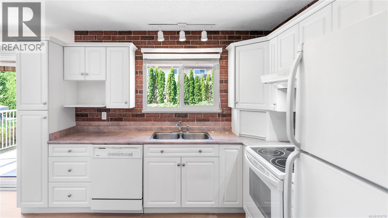Single Family House for Sale in  Vanalman Ave Saanich 