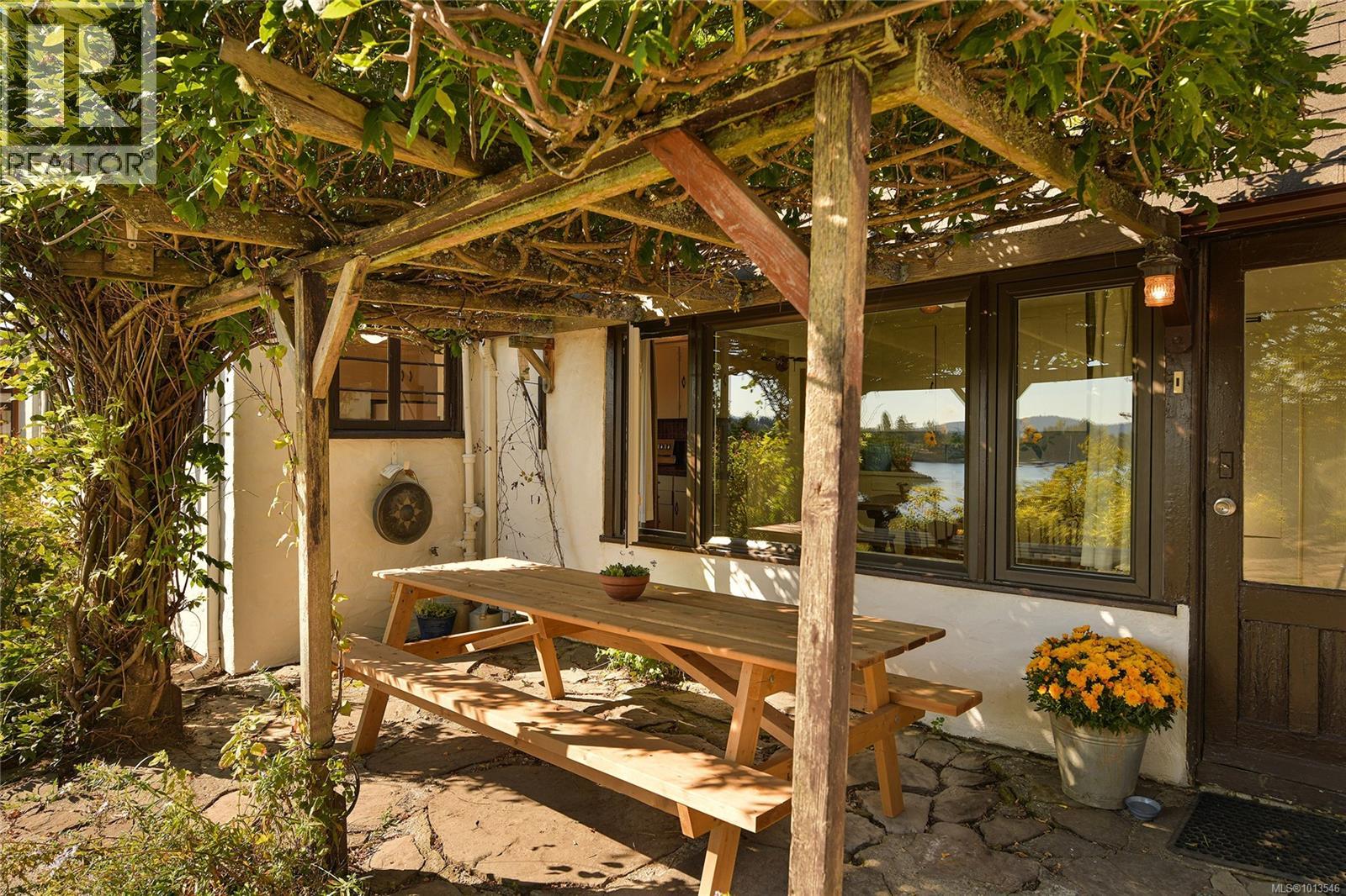 2173 Tryon Rd, North Saanich