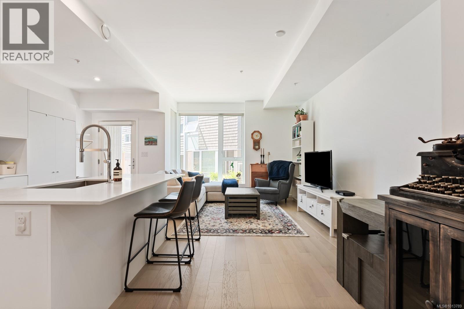 103 1720 Fairfield Rd, Victoria