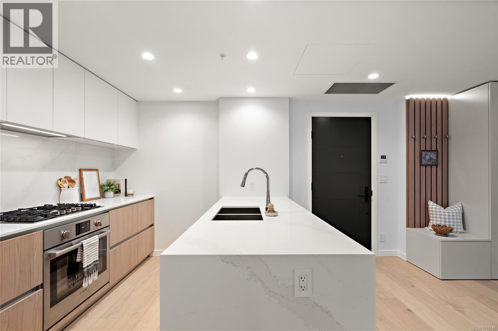 222 2000 Hannington Road, Langford