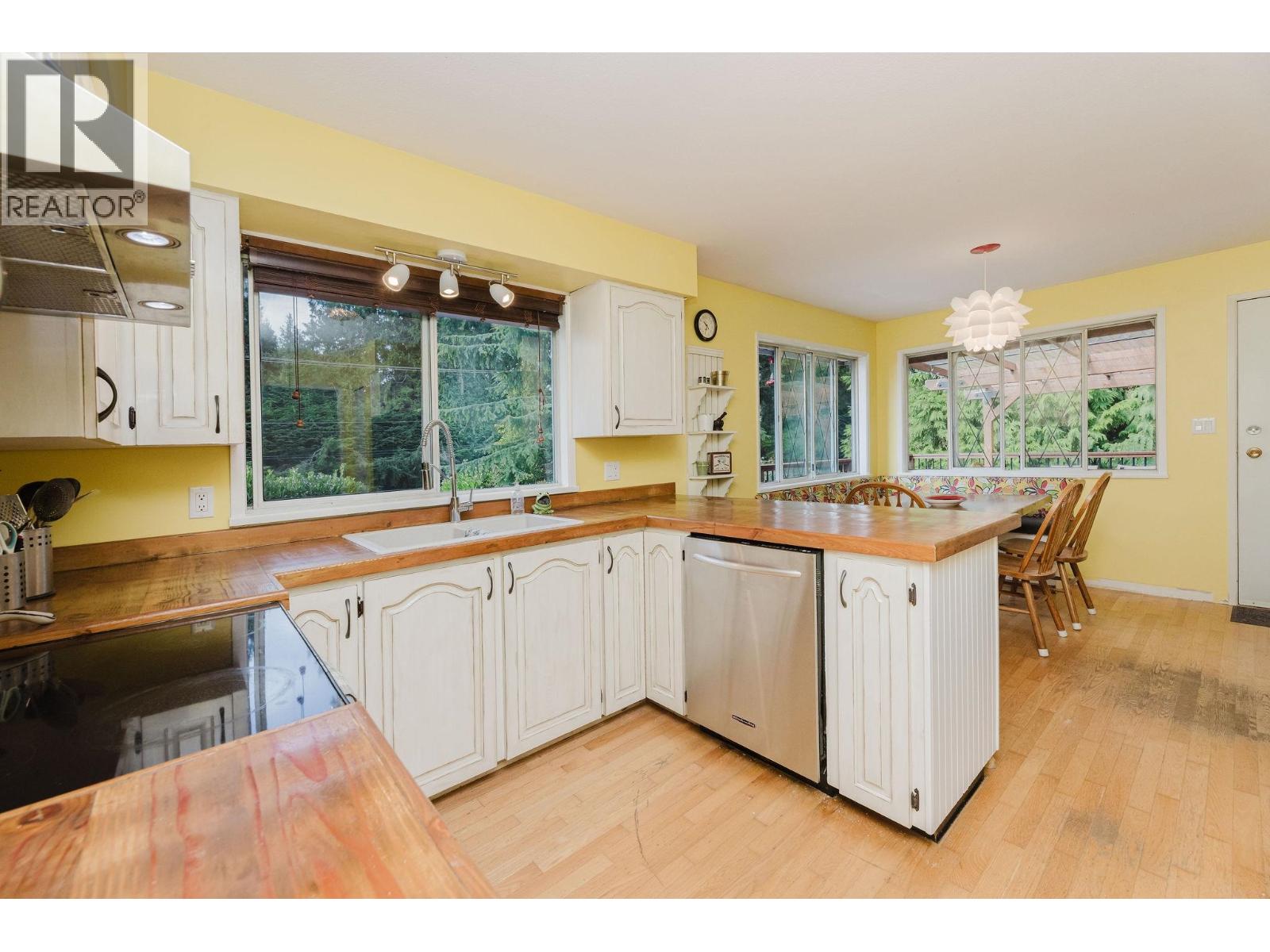 7838 REDROOFFS ROAD, Halfmoon Bay