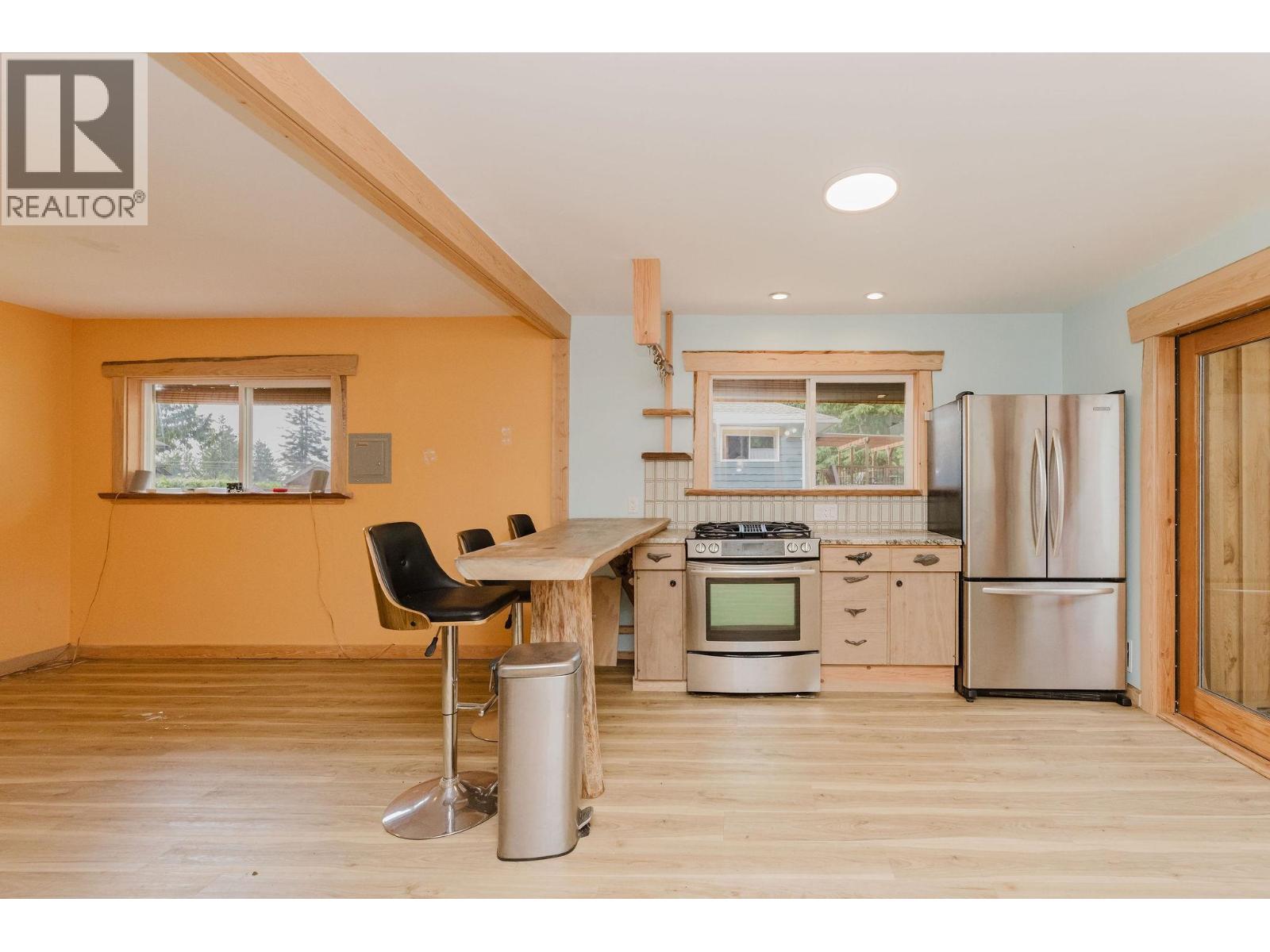 7838 REDROOFFS ROAD, Halfmoon Bay