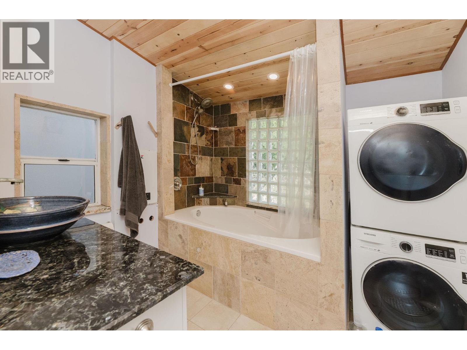 7838 REDROOFFS ROAD, Halfmoon Bay