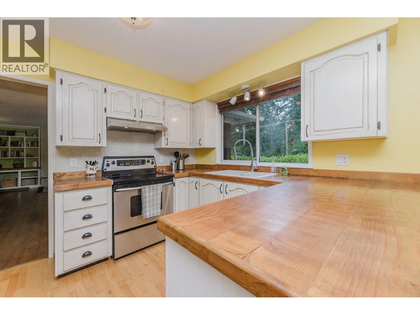 7838 REDROOFFS ROAD, Halfmoon Bay