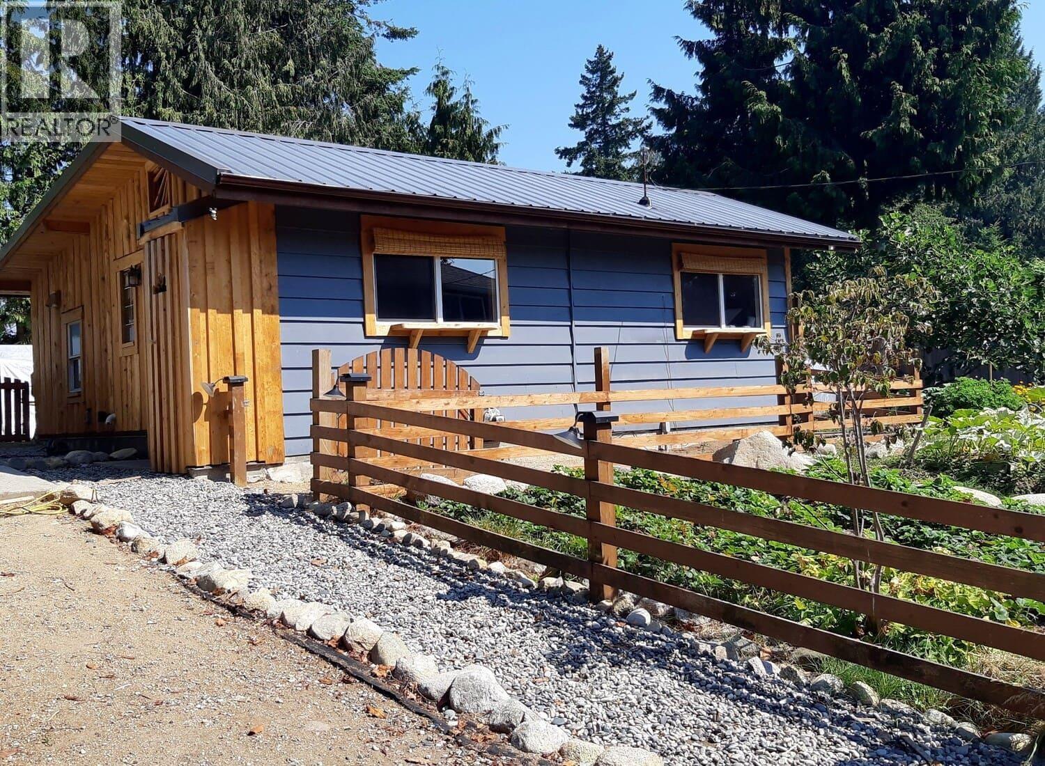 7838 REDROOFFS ROAD, Halfmoon Bay