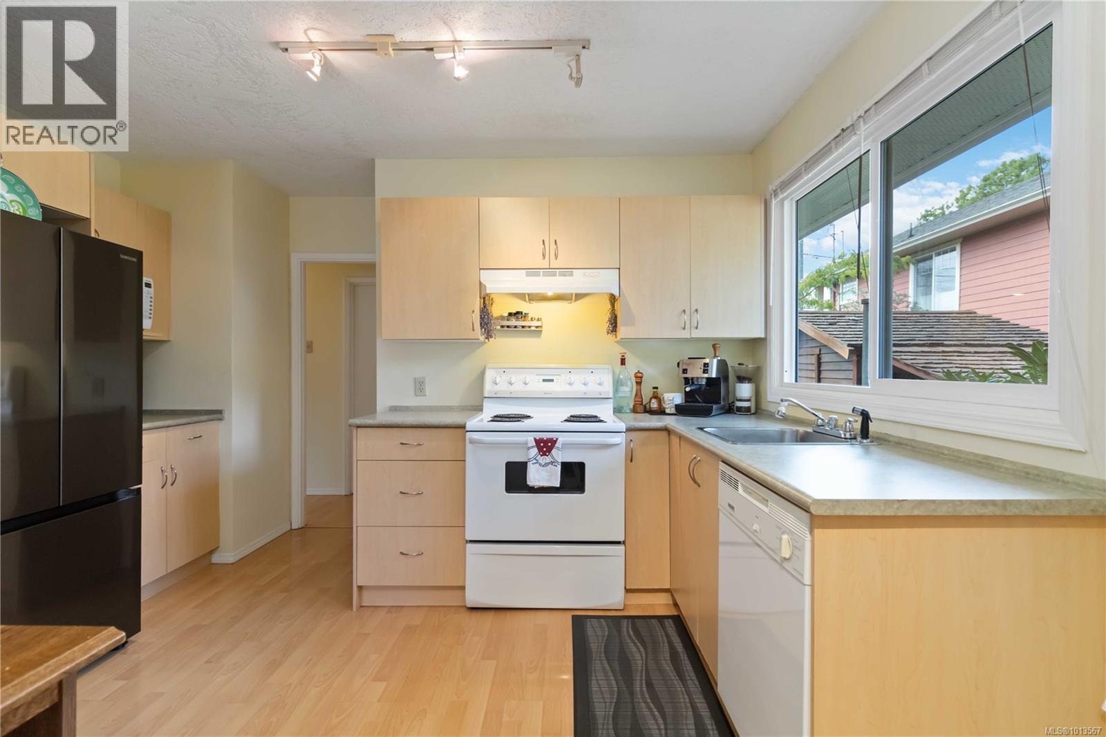 1204 Haultain St, Victoria