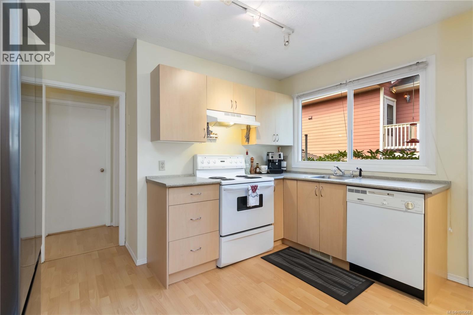 1204 Haultain St, Victoria