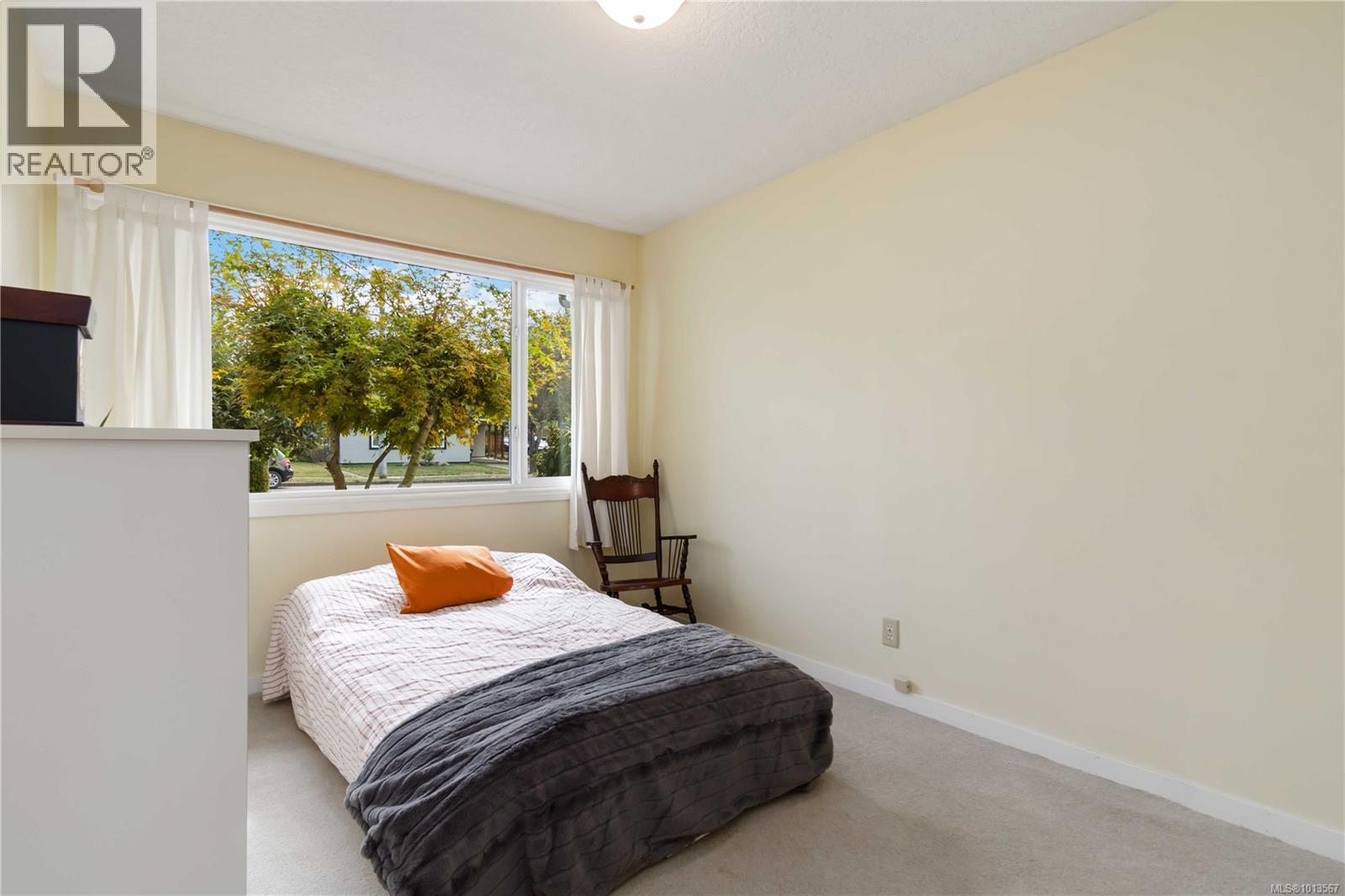 1204 Haultain St, Victoria