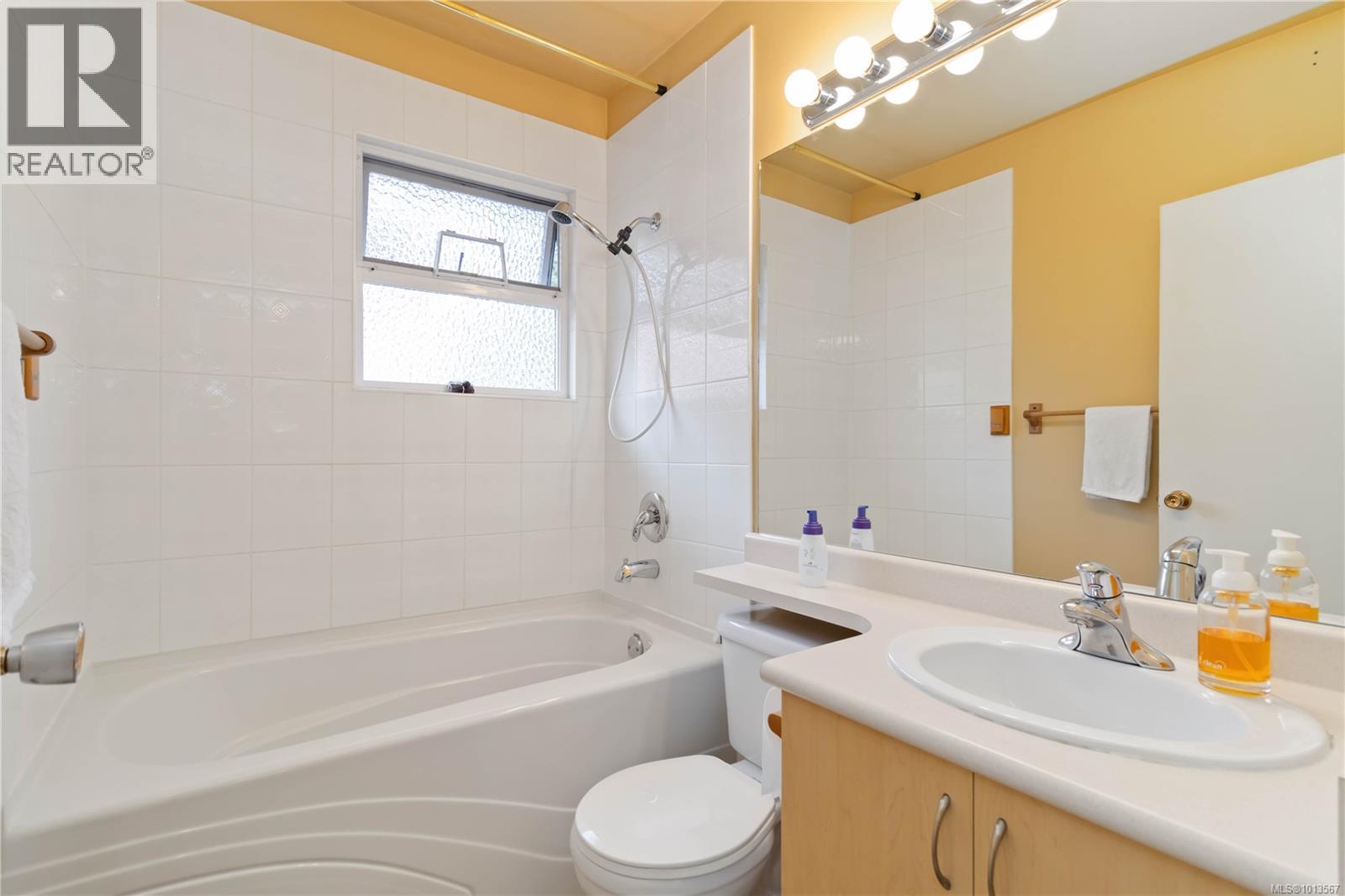 1204 Haultain St, Victoria