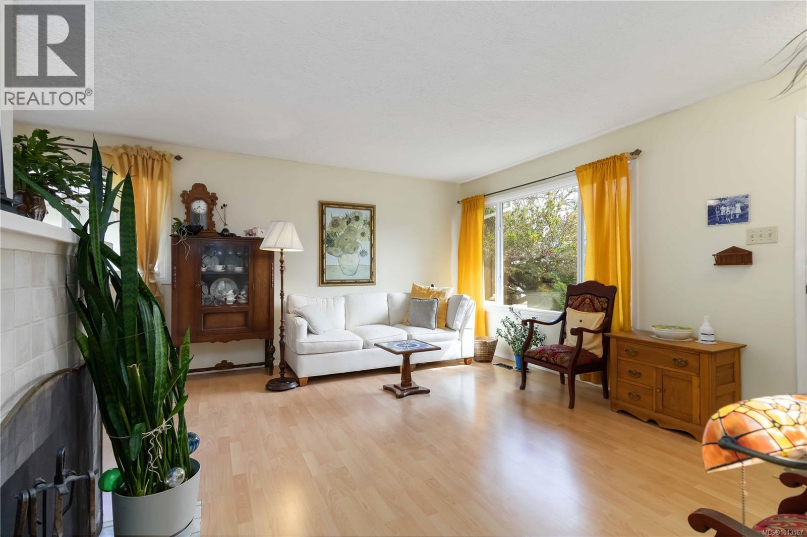 1204 Haultain St, Victoria