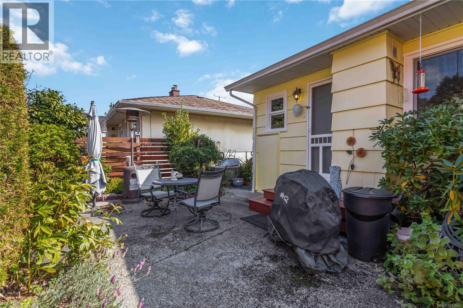 1204 Haultain St, Victoria
