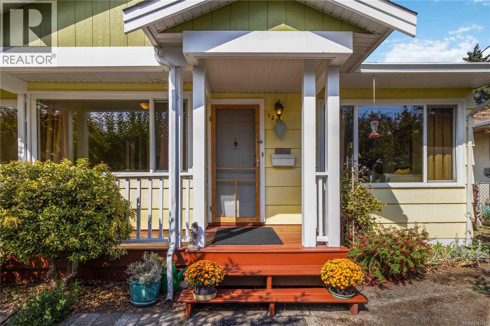 1204 Haultain St, Victoria