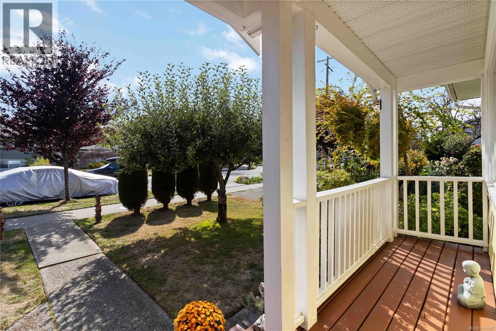 1204 Haultain St, Victoria
