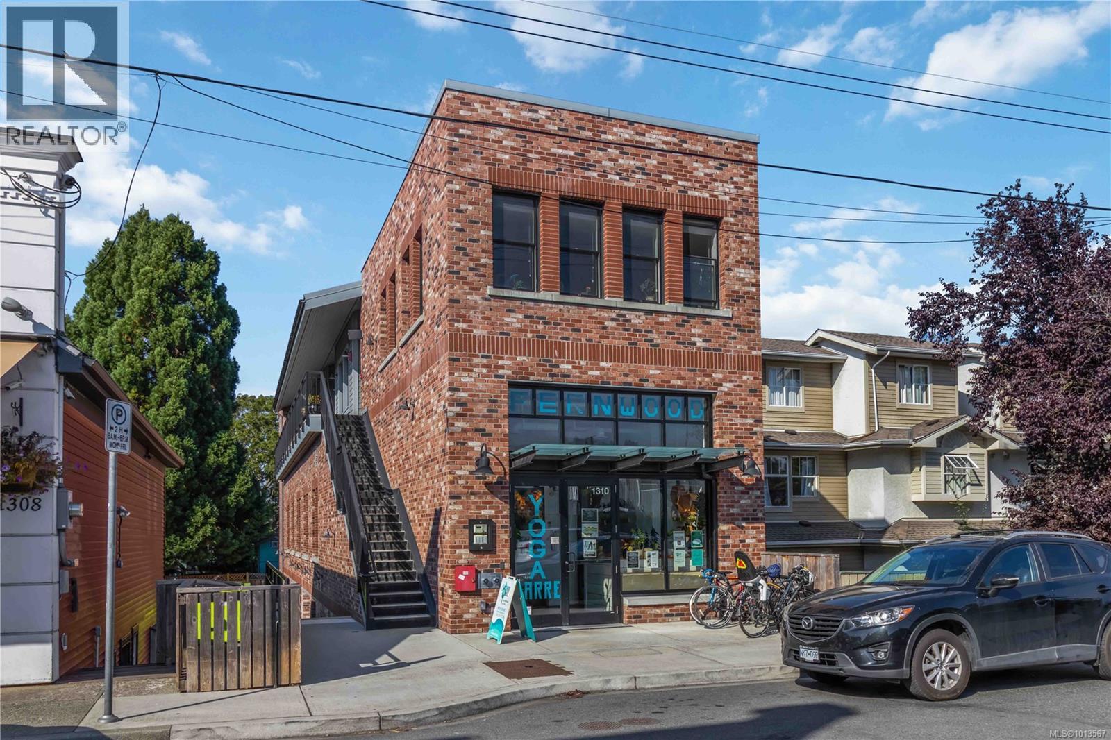 1204 Haultain St, Victoria