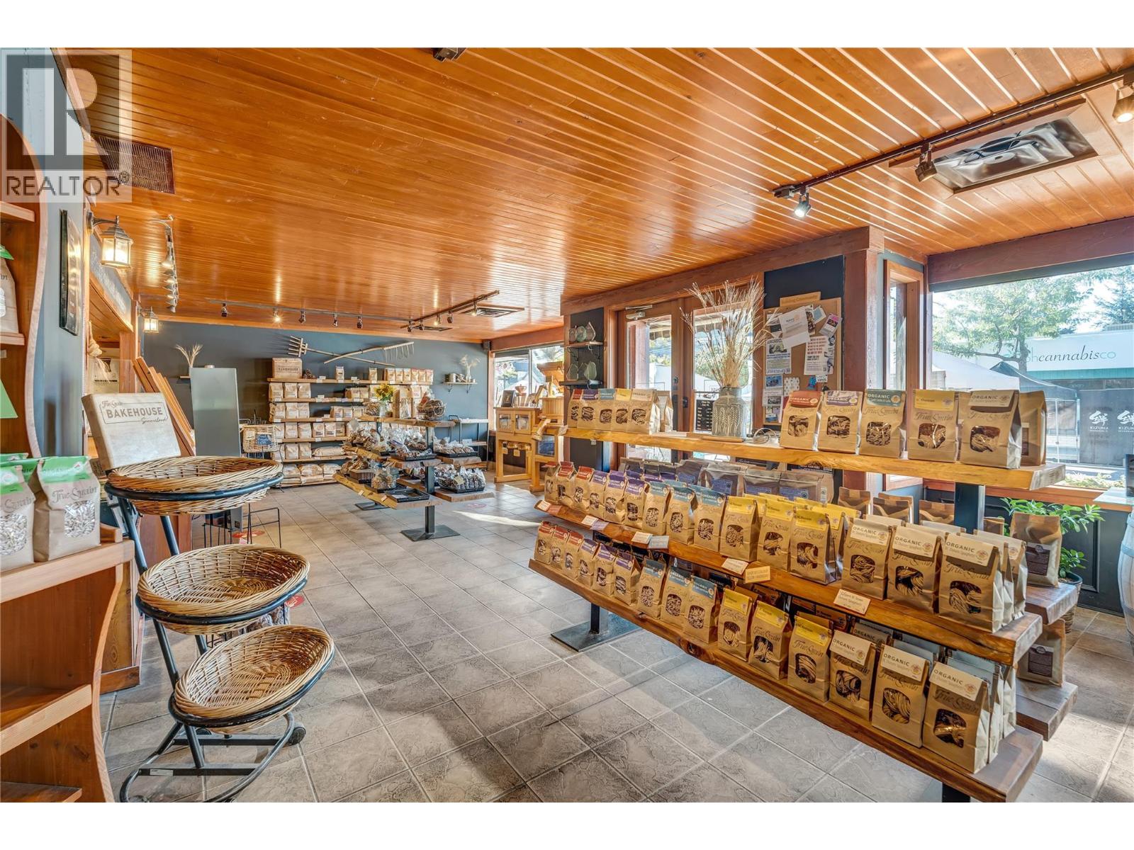 10110 Main Street, Summerland