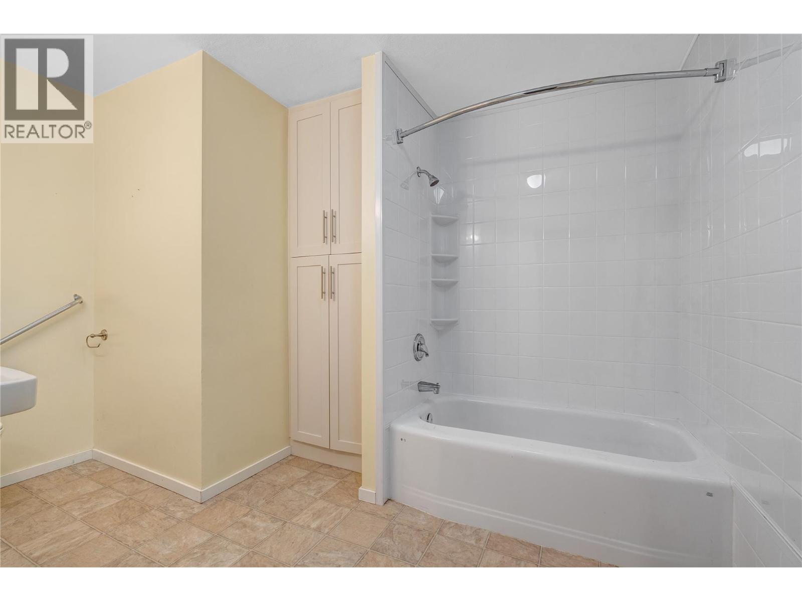 10110 Main Street, Summerland