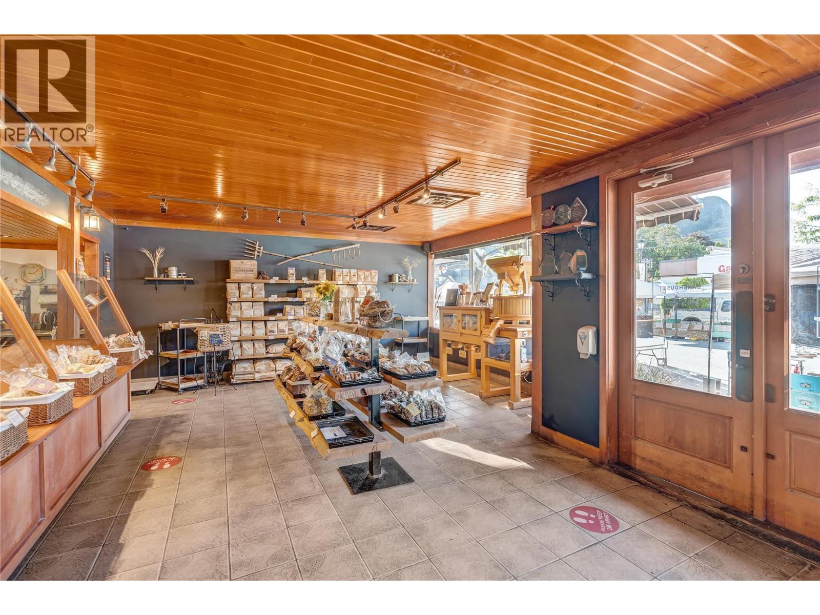 10110 Main Street, Summerland