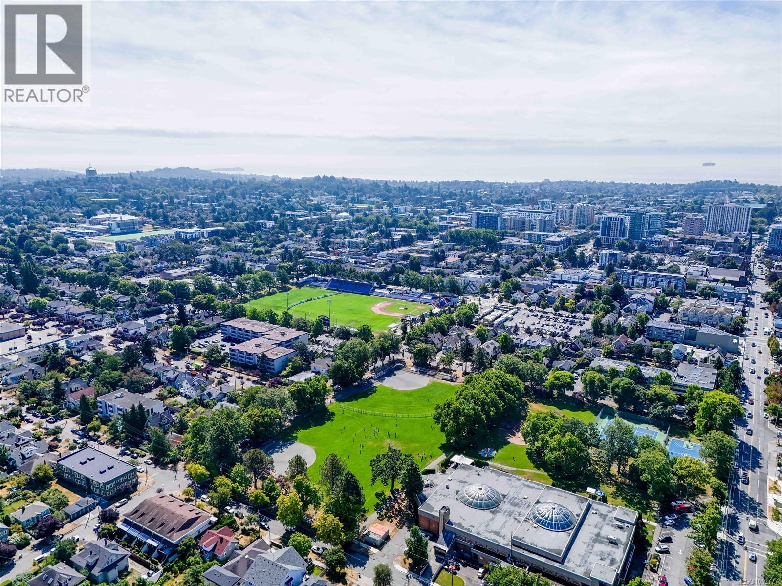 305 2511 Quadra Street, Victoria