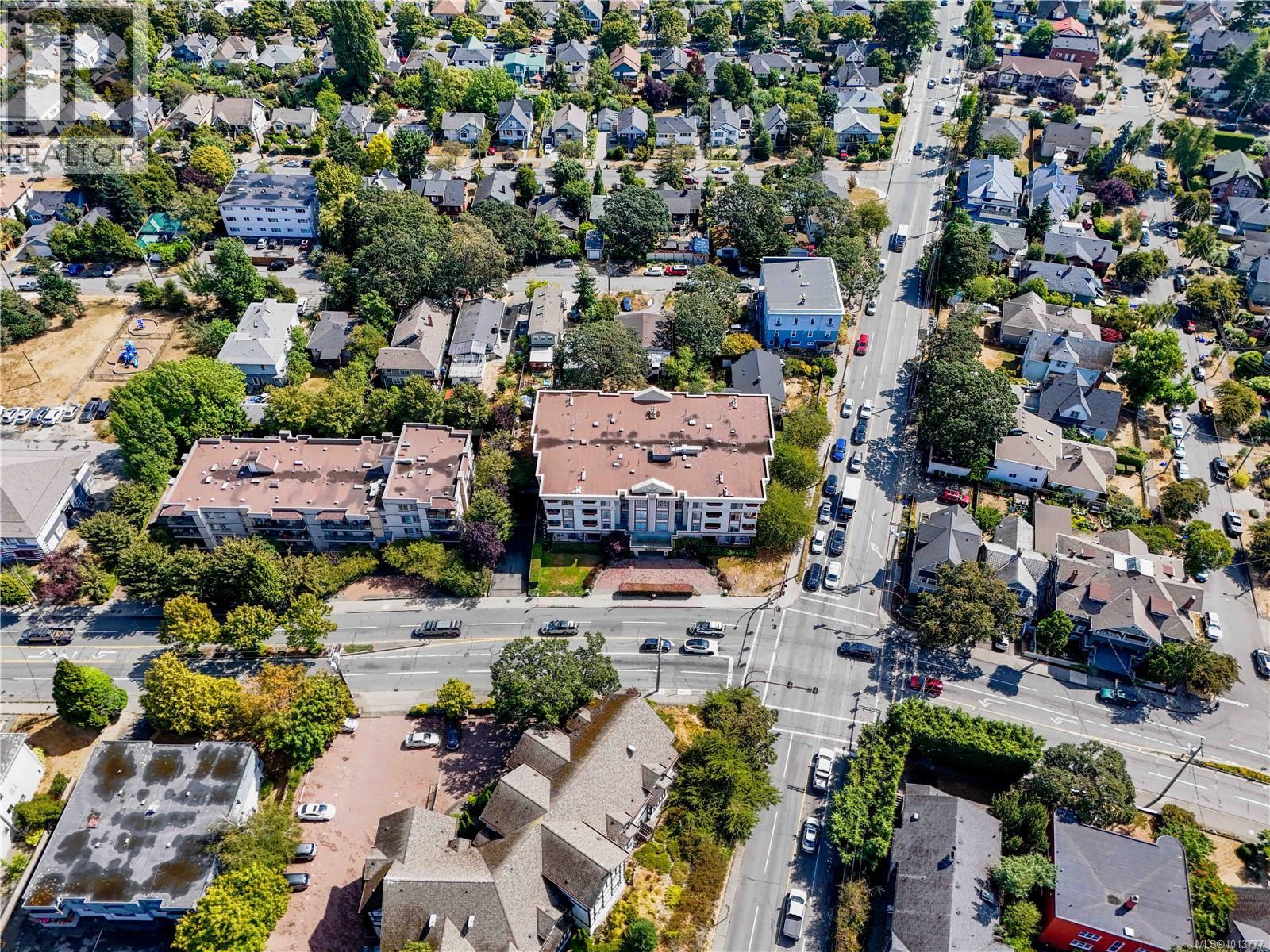 305 2511 Quadra Street, Victoria
