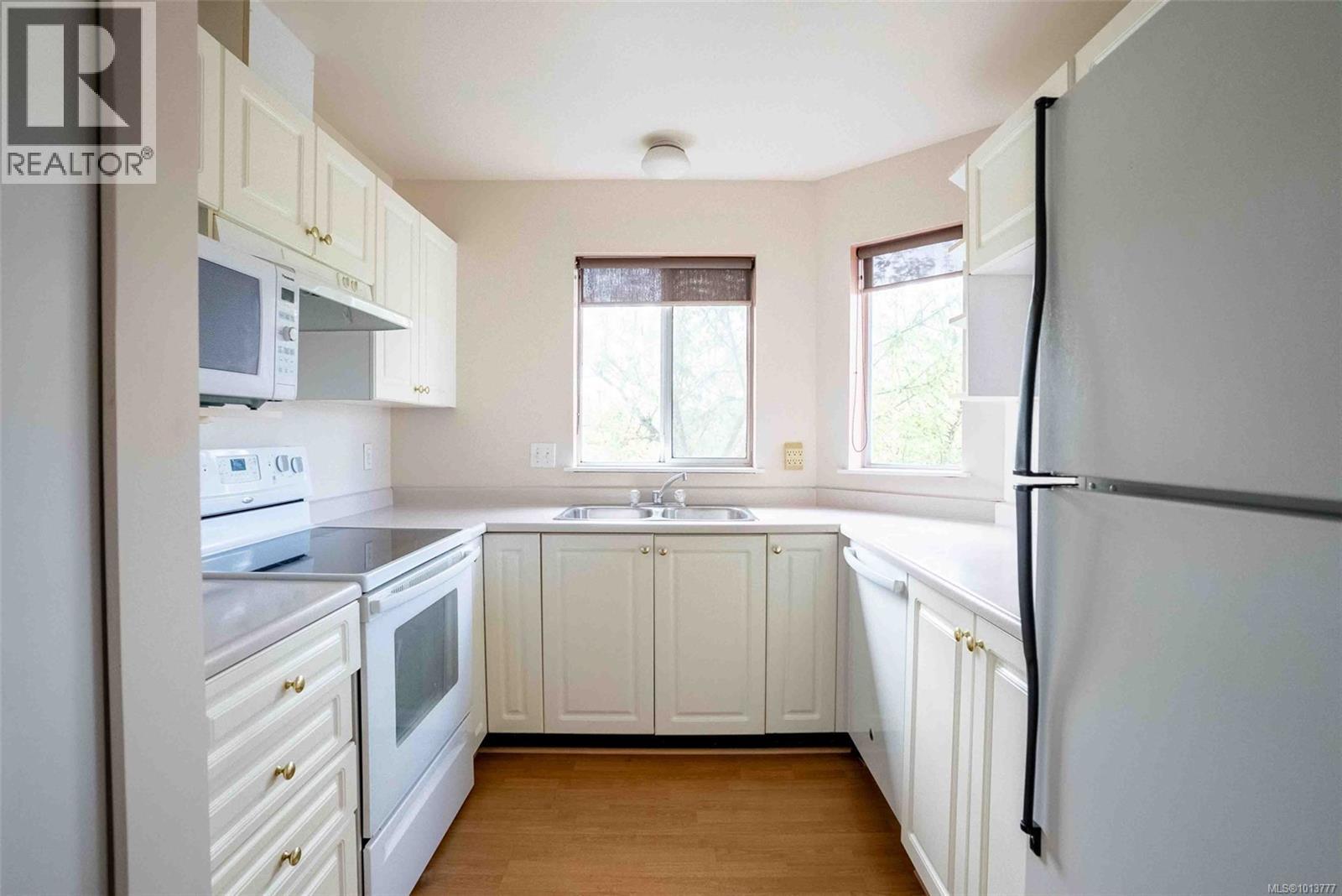 305 2511 Quadra Street, Victoria