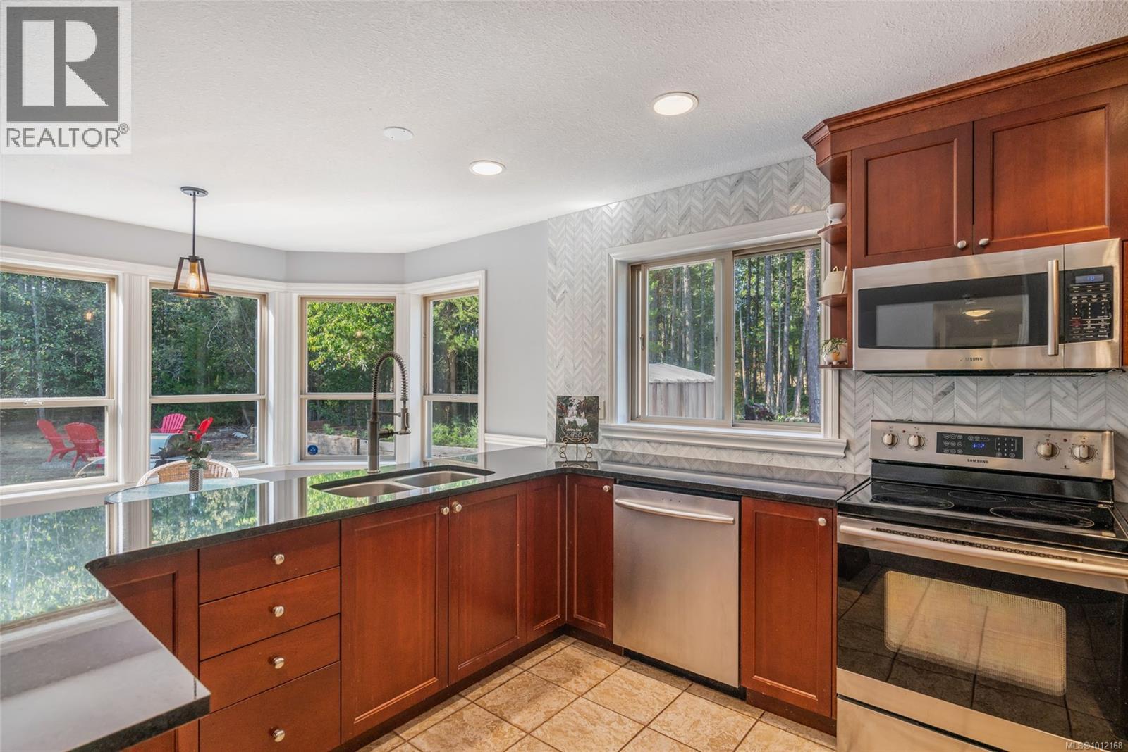 2265 Peterson Rd, Nanoose Bay